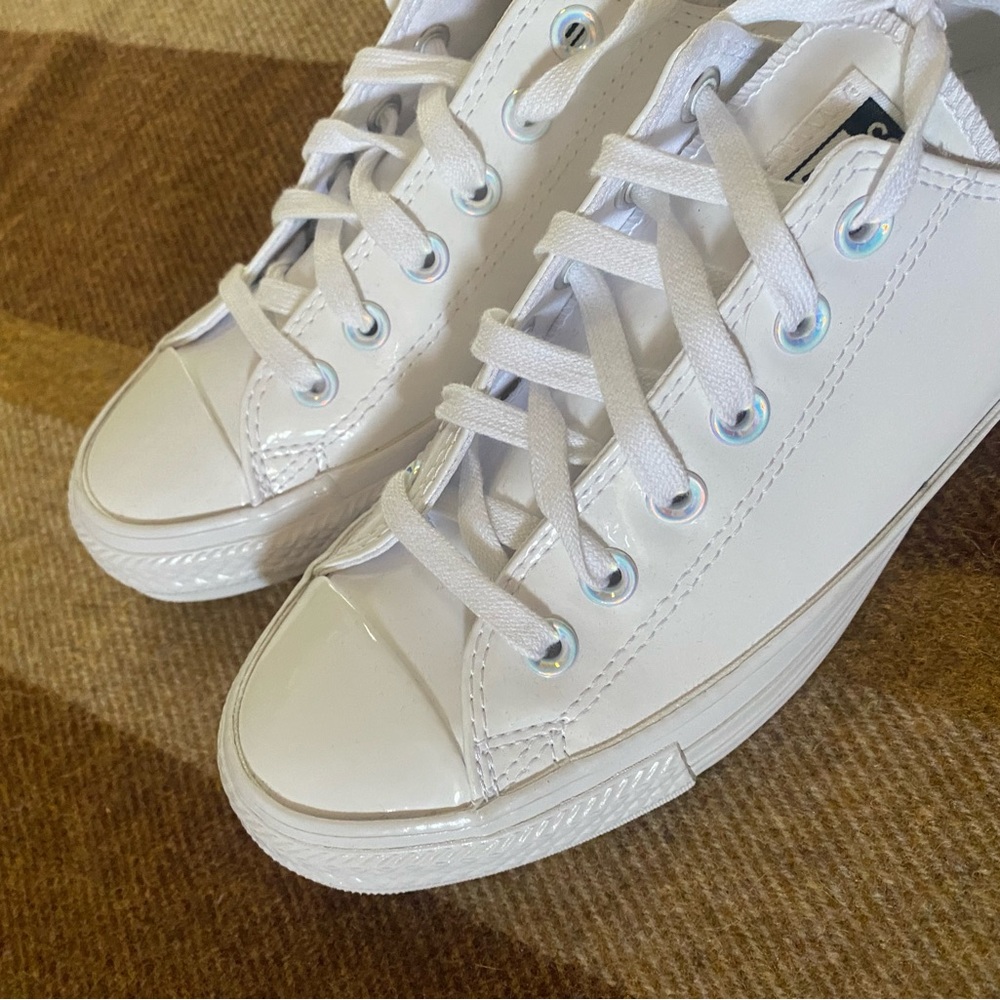 *NEVER WORN* Converse